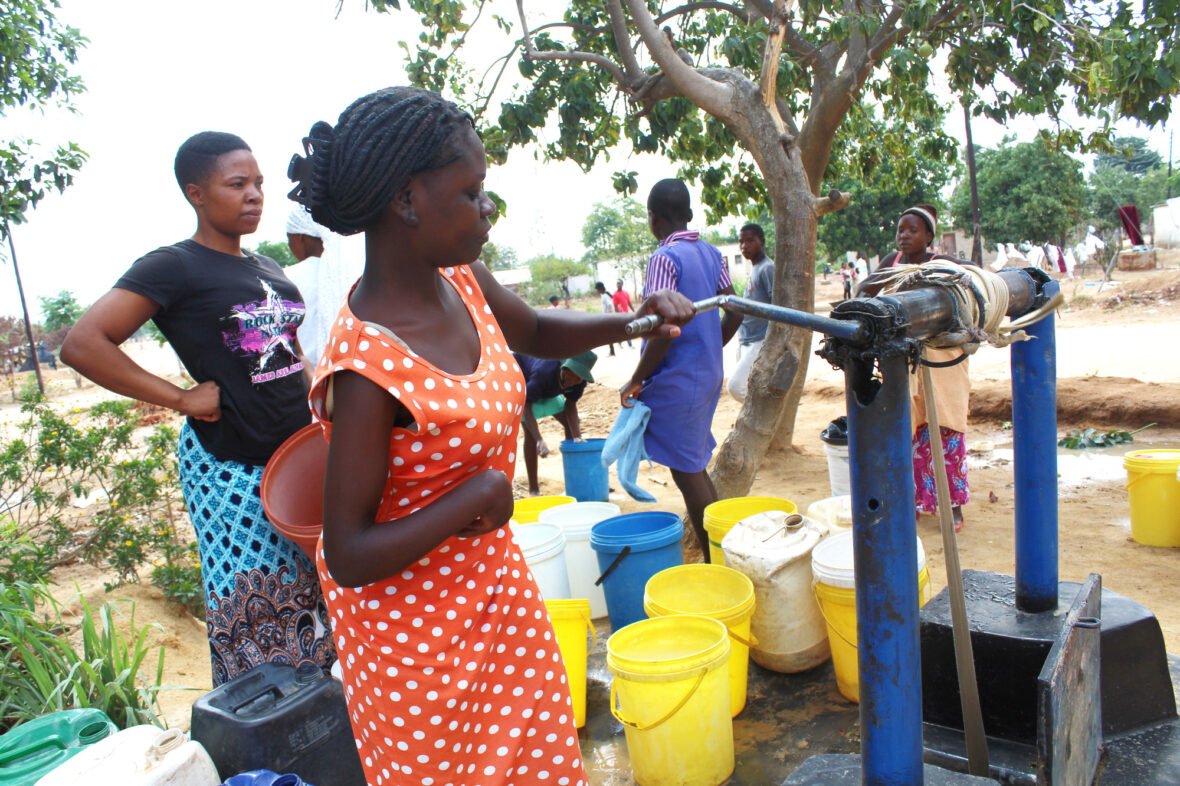 Naiset pumppaavat vettä kaivossa Zimbabwessa