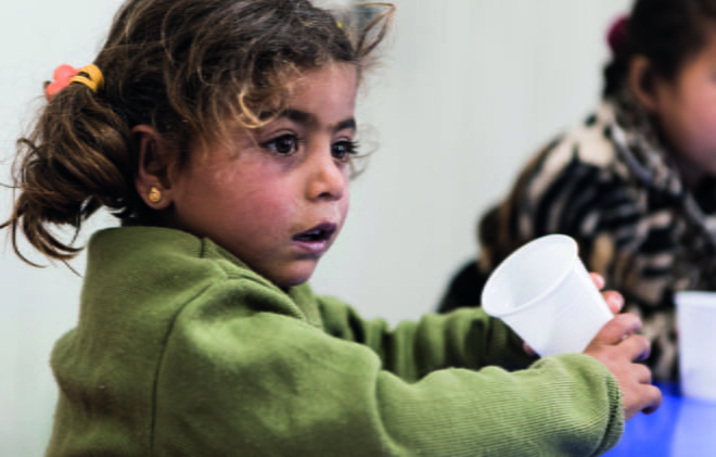 SUOJASSA VÄKIVALLALTA. Syyrian sotaa paennut tyttö leikki Azraqin varhaiskasvatuskeskuksessa Jordaniassa. Kun perheet pakenevat sotaa, tytöt ovat erityisen haavoittuvassa asemassa. Heidän koulutuksensa keskeytyy poikia useammin. Moni tyttö joutuu liian nuorena naimisiin ja kohtaa seksuaalista väkivaltaa. Plan suojelee Jordanian pakolaisleireillä lapsia, erityisesti tyttöjä, väkivallalta, hyväksikäytöltä ja lapsiavioliitoilta.