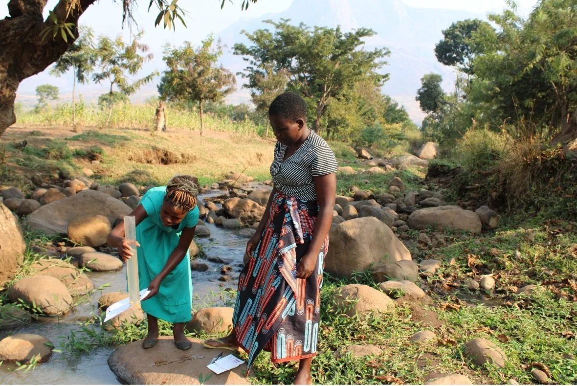 Malawissa nuoret kouluttautuivat vedenlaadun seurantaan. Heidän keräämänsä data osoitti selkeän yhteyden metsäkadon ja veden laadun heikkenemisen välillä.